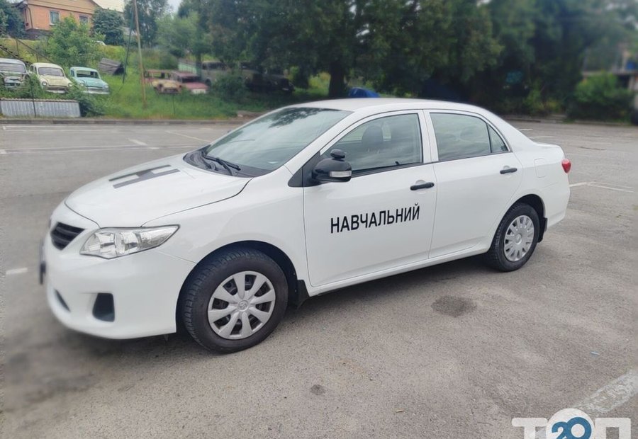 Білий навчальний автомобіль автошколи ДТСААФ на майданчику