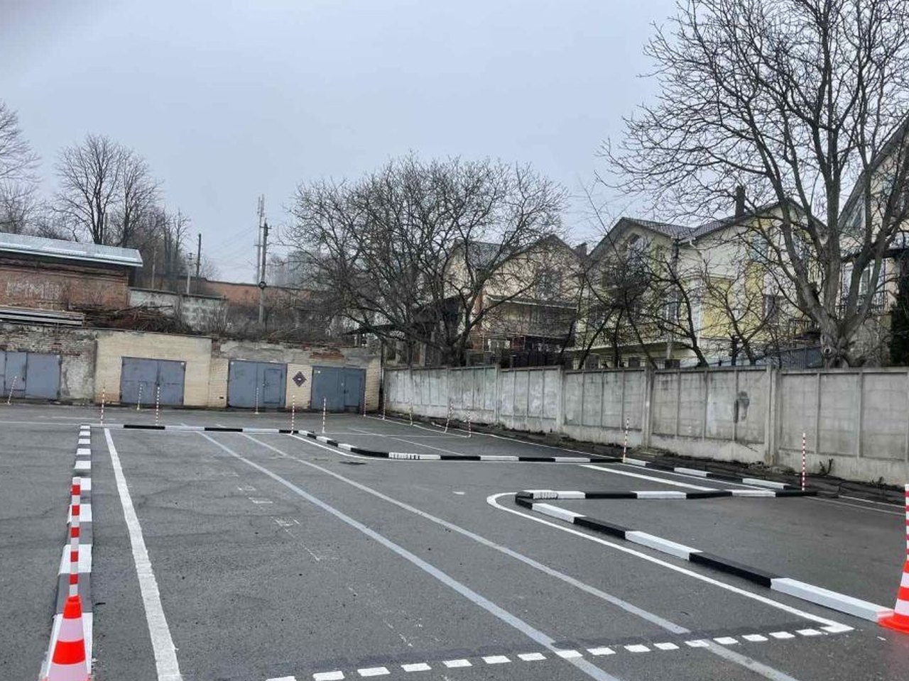 Розмітка та навчальні елементи на майданчику автошколи