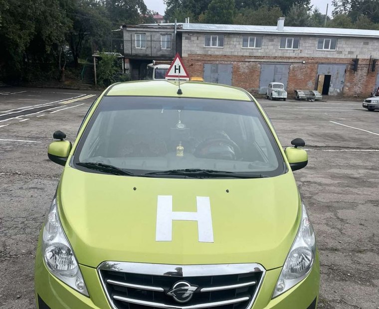 Зелений навчальний автомобіль на тренувальному майданчику