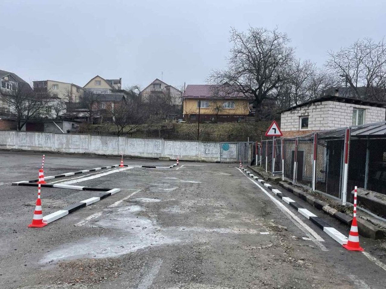 Елементи паркування на майданчику автошколи ДТСААФ