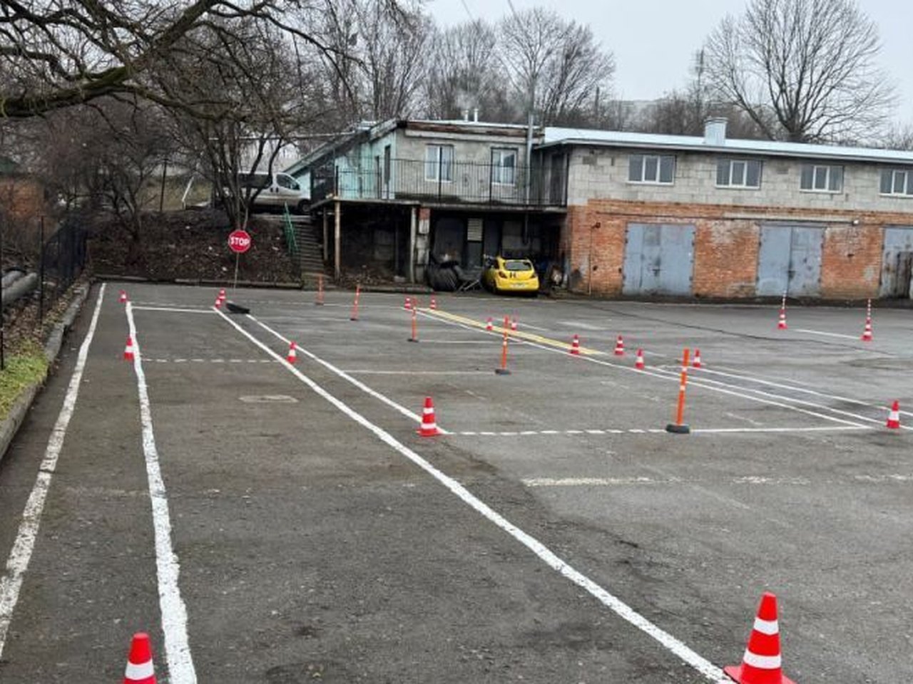 Тренувальний майданчик автошколи ДТСААФ з конусами та розміткою