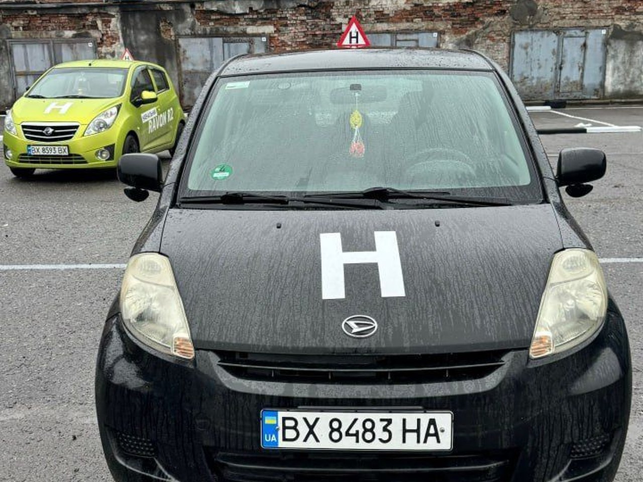 Чорний навчальний автомобіль автошколи ДТСААФ