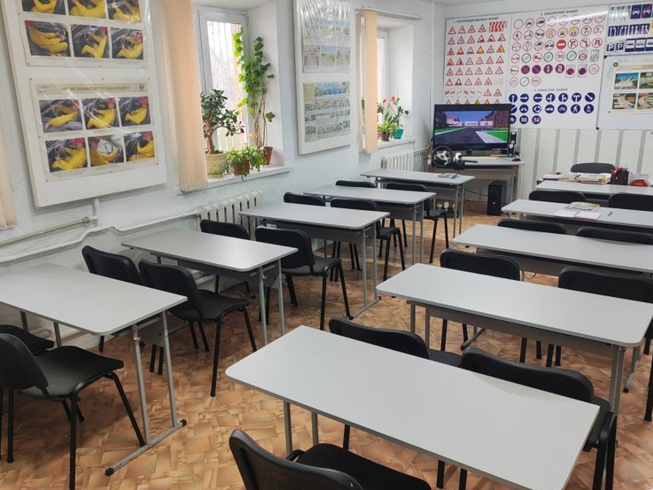 Навчальний клас автошколи ДТСААФ з дорожніми знаками
